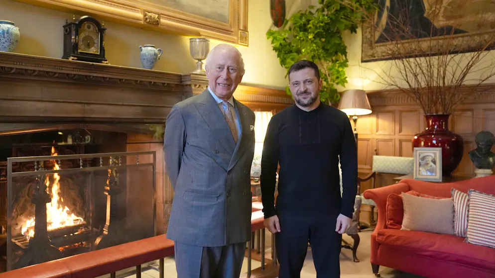 Selenskyj (r.) wurde von König Charles III. auf dem Landsitz Sandringham empfangen.