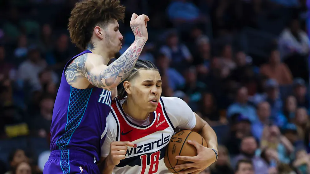 Der Schweizer Rookie Kyshawn George (r.) wehrt sich gegen LaMelo Ball von den Charlotte Hornets