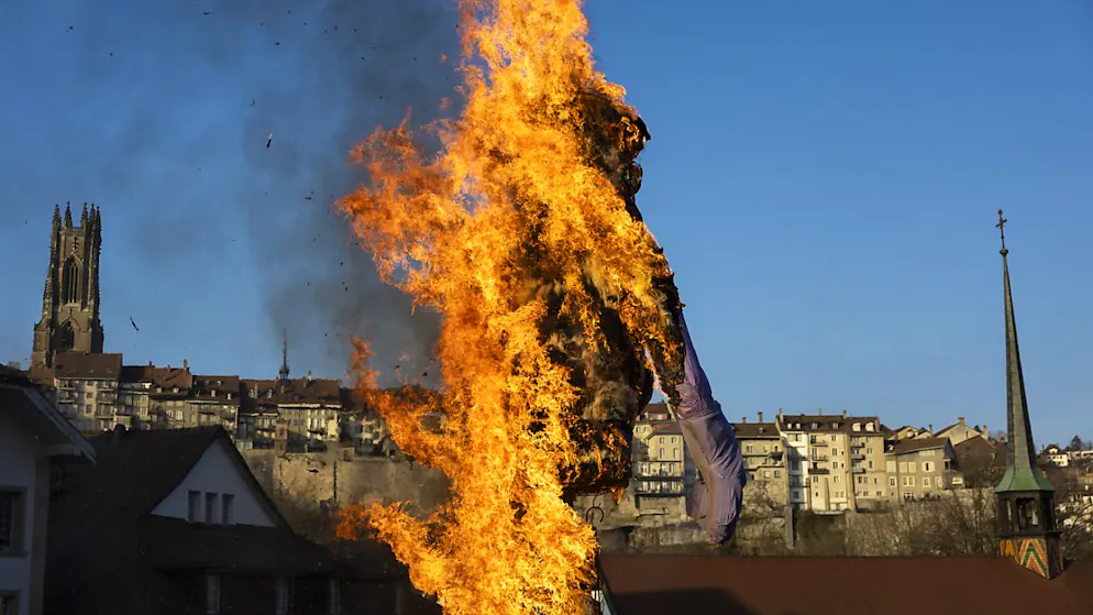 Der Rababou brannte nach dem Umzug des Carnaval des Bolzes in der Freiburger Unterstadt.