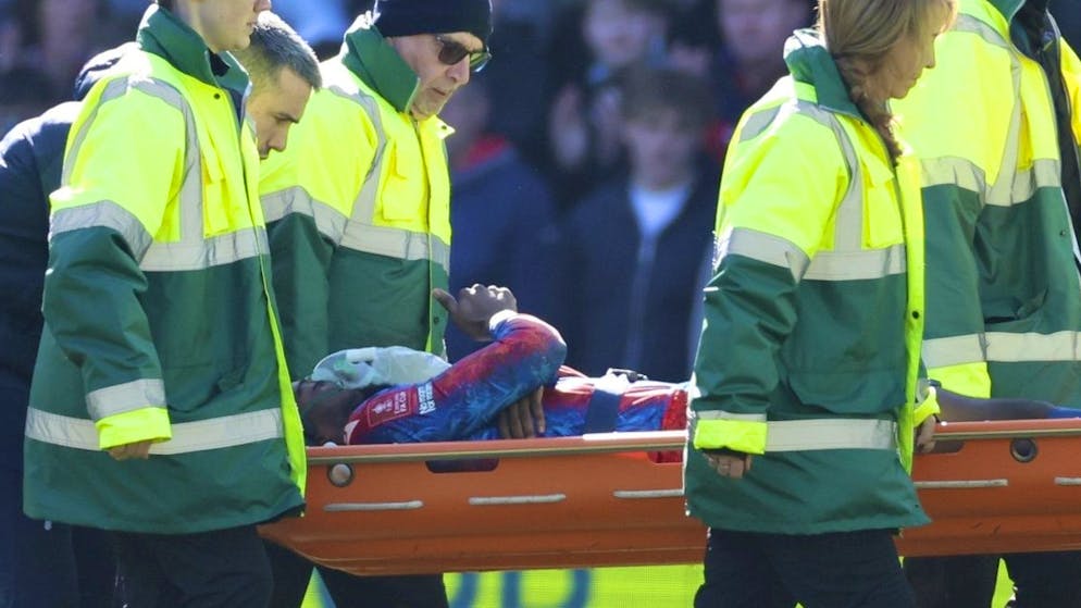 Jean-Philippe Mateta muss im Cupspiel gegen den FC Millwall nach einem brutalen Foul abtransportiert werden.