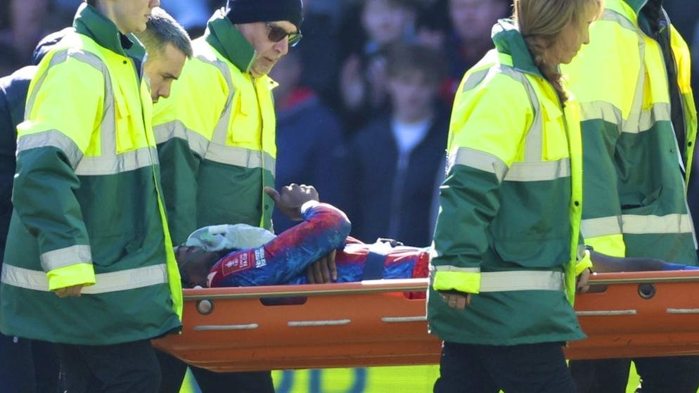 25 Stiche am Ohr. Palace-Stürmer Mateta nach brutalem Foul aus dem Krankenhaus