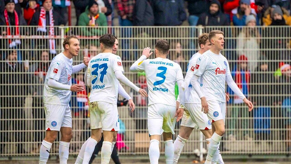 Armin Gigovic celebrates the 1:0 with Kiel
