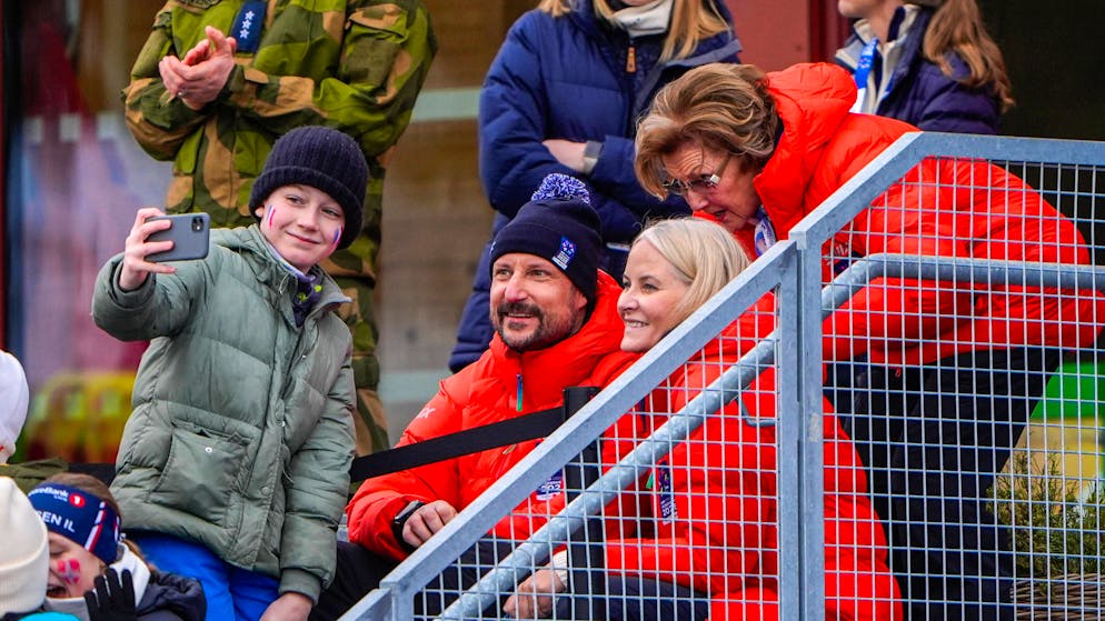 Auf der Tribüne fieberten Haakon und Mette-Marit gemeinsam mit Königin Sonja den Wettkämpfen an der 55. Nordischen Ski-WM in Trondheim enthusiastisch mit und gab sich dabei volksnah.