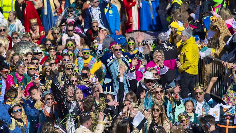 Over 40,000 people at the carnival parade in Bellinzona - Gallery. With over 40,000 visitors, the 162nd "Rabadan" clearly outstripped the previous year's edition.