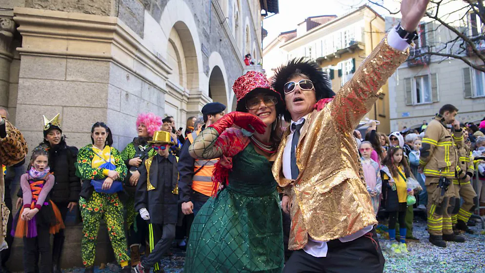 Über 40'000 Menschen am Fasnachtsumzug in Bellinzona - Gallery. Die Bellinzer Fasnacht heisst "Rabadan" und gilt als eine der grössten und wichtigsten des Tessins.