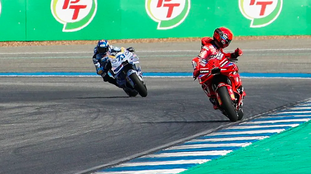 Marc Marquez (vorne) fährt vor seinem Bruder Alex zum Sieg im ersten Saisonrennen der MotoGP-WM 2025