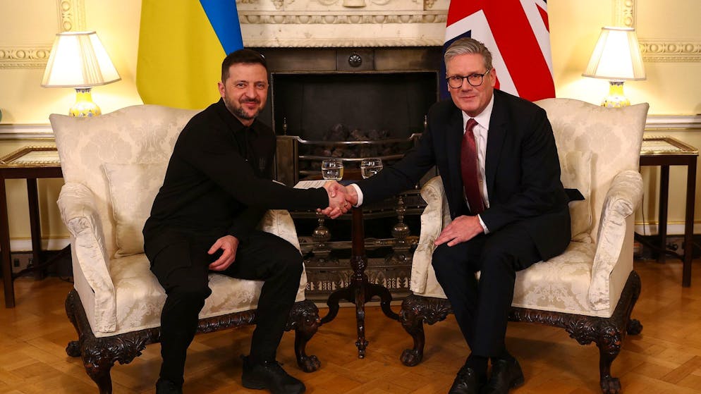 Handshake und Umarmung: Der britische Premier Starmer empfing Selenskyj betont herzlich.