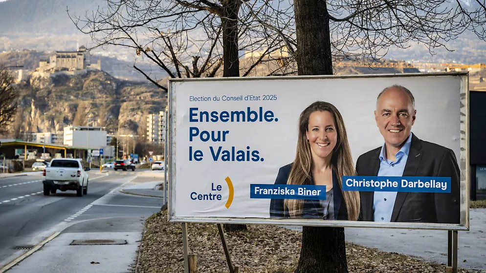Franziska Biner und Christophe Darbellay, das Kandidatenduo der Mitte, liegen bei den Staatsratswahlen im Wallis nach der Hälfte der ausgezählten Gemeinden an der Spitze.