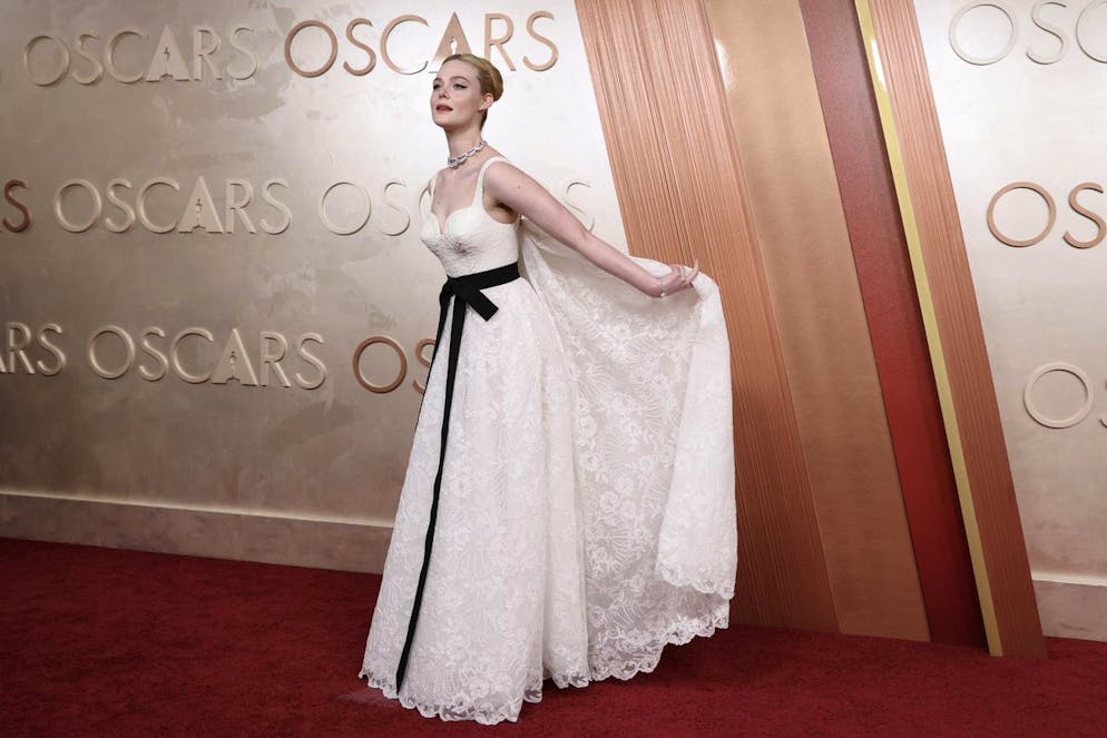 Oscars 2025: Die aufregendsten Kleider vom roten Teppich. Retro-Moment: Elle Fanning trug ein Kleid aus weisser Spitze von Givenchy mit schwarzer Samt-Schleife als kontrastierendes Detail.