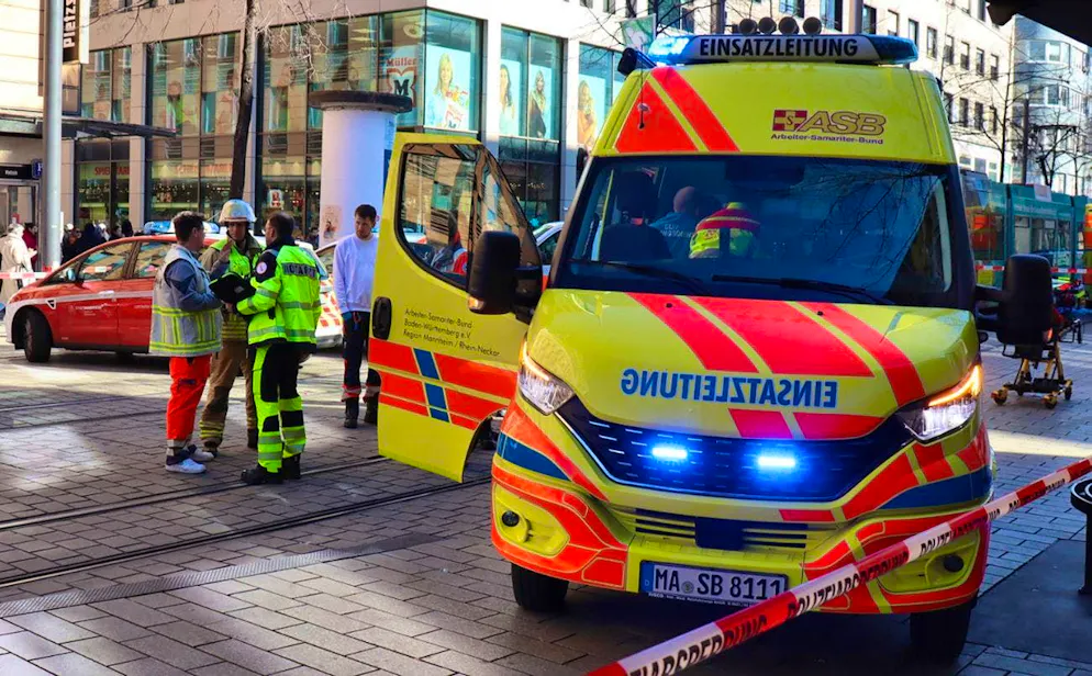 Numerous emergency services are on duty in Mannheim.