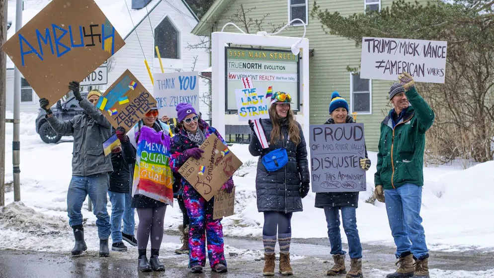 Demonstranten protestieren am Freitag am Feriendomizil von J.D. Vance in Vermont gegen den US-Vizepräsidenten.