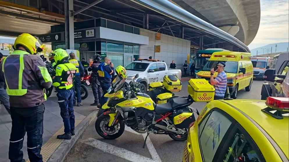 HANDOUT - Rettungskräfte treffen am Ort des Anschlags ein. Foto: -/Magen David Adom/dpa - ACHTUNG: Nur zur redaktionellen Verwendung im Zusammenhang mit der aktuellen Berichterstattung und nur mit vollständiger Nennung des vorstehenden Credits