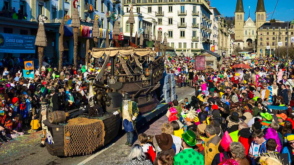 Wey parade delights 70,000 carnival fans in Lucerne - Gallery. The crowds on Schweizerhofquai follow the Wey parade.