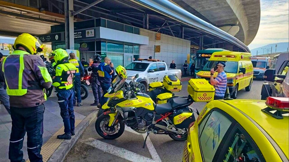 HANDOUT - Rescue workers arrive at the scene of the attack. Photo: -/Magen David Adom/dpa - ATTENTION: For editorial use only in connection with current reporting and only with full citation of the above credit