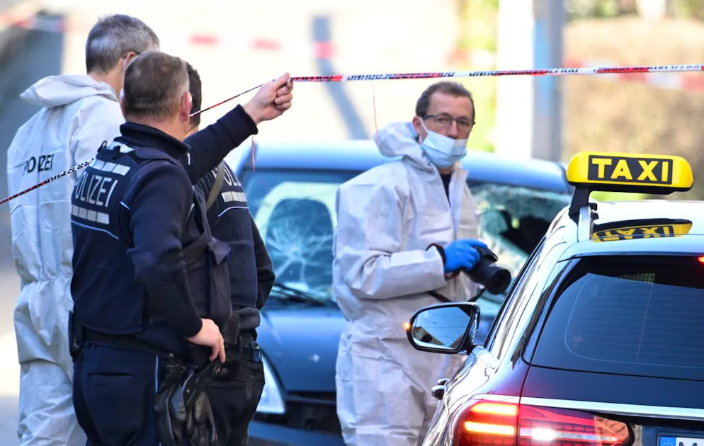 Mannheim Zwischenfall 3.3.2025. Spurensicherungs-Experten untersuchen das Auto. 
