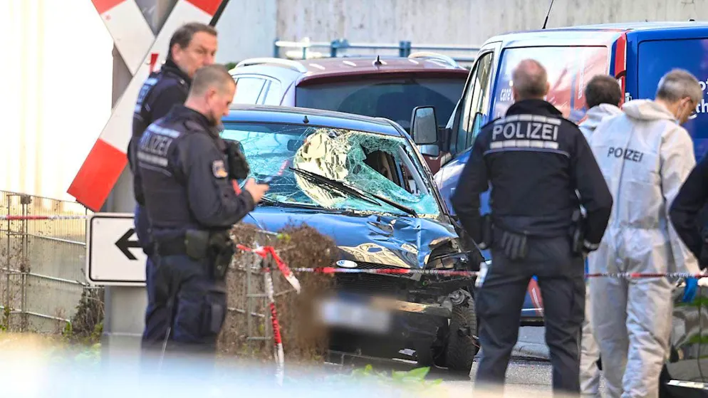dpatopbilder - Police officers stand next to a damaged vehicle in the city center during a large-scale operation. After an incident involving a car in the city center of Mannheim that left at least one person dead and several injured, the suspected driver has been arrested, according to police. Photo: Boris Roessler/dpa