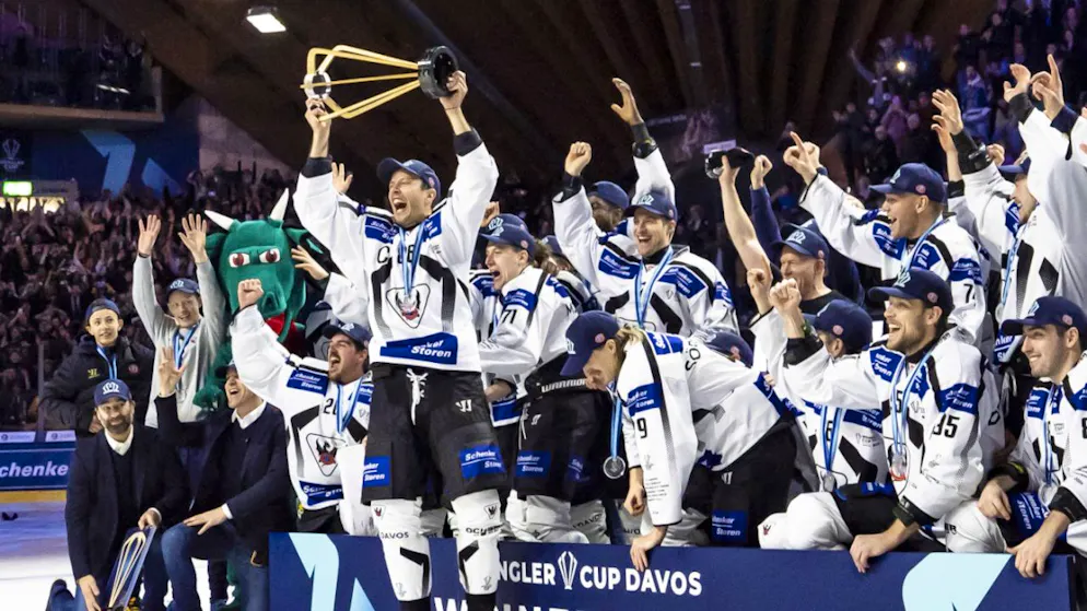 Julien Sprunger stemmt den Pokal in die Höhe: Fribourg-Gottéron nimmt 2025 die Herausforderung der  Titelverteidigung an.