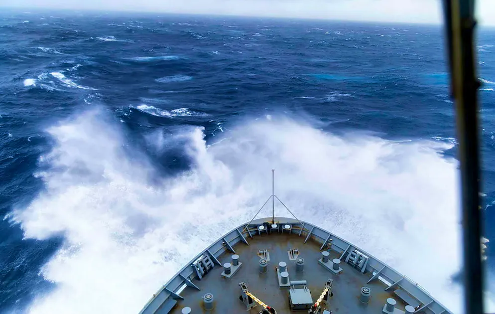 Cyclone off Australia: Extreme rower rescued from distress at sea - Gallery. An Australian naval vessel fought its way through meter-high waves to rescue the extreme rower.