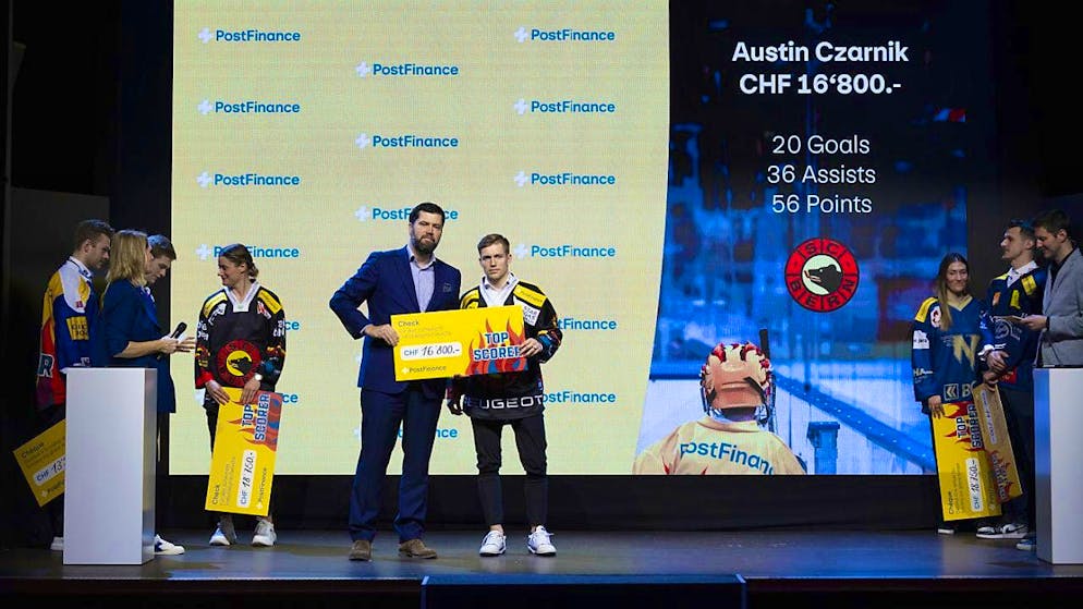 Bern's Austin Czarnik received the check with the highest amount from Ron Schneider, a member of the PostFinance Executive Board