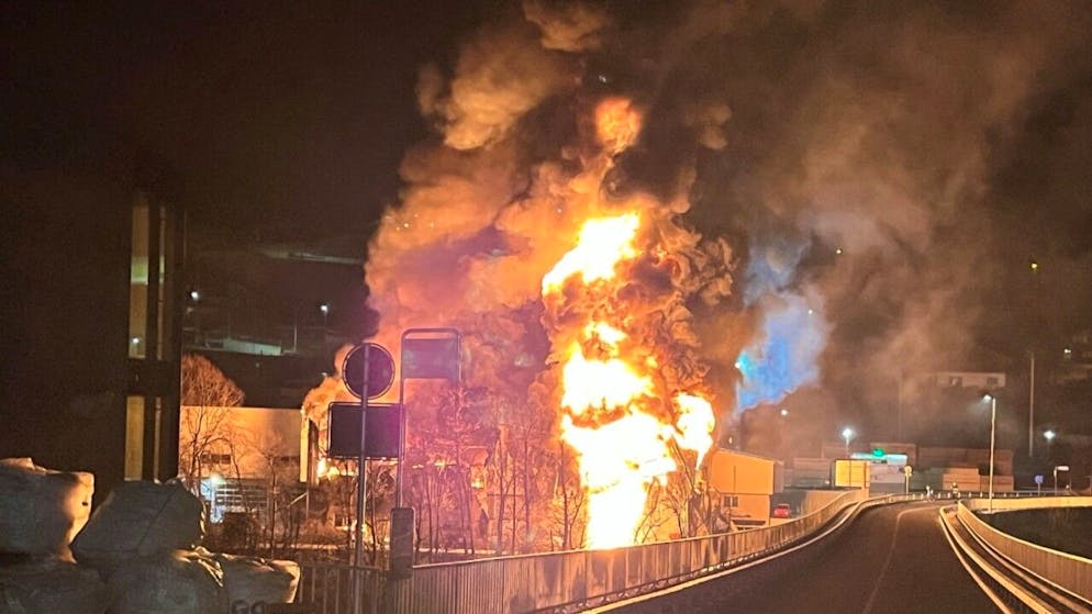 Bei einem Brand in Stalden VS wurde ein Teil einer Industriehalle zerstört.