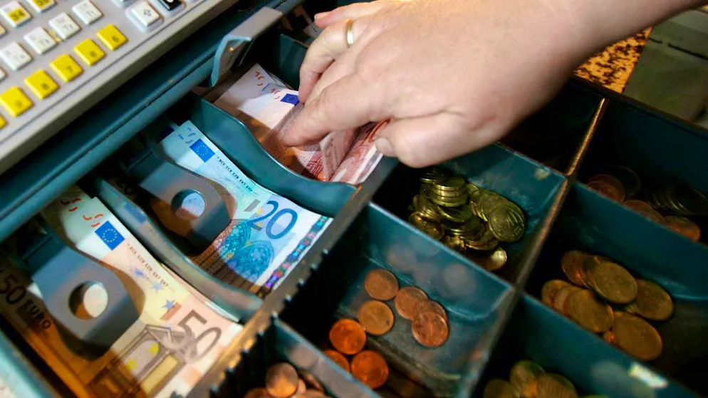 Inflation in the eurozone has fallen again slightly, albeit less sharply than expected. (symbolic image)