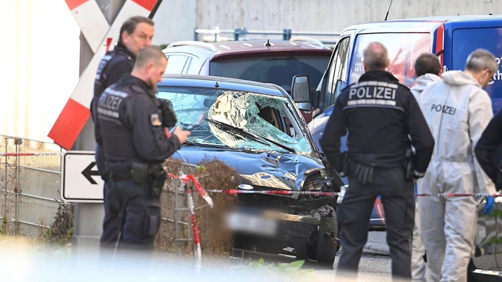 dpatopbilder - Einsatzkräfte der Polizei stehen bei einem Großeinsatz neben einem beschädigten Fahrzeug in der Innenstadt. Nach einem Vorfall mit einem Auto in der Mannheimer Innenstadt mit mindestens einem Toten und mehreren Verletzten ist der mutmaßliche Fahrer nach Polizeiangaben festgenommen worden. Foto: Boris Roessler/dpa