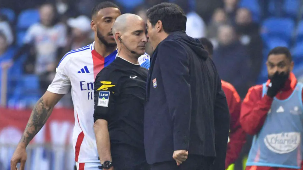 Lyon-Coach Paulo Fonseca geht auf Schiedsrichter Benoît Millot los.