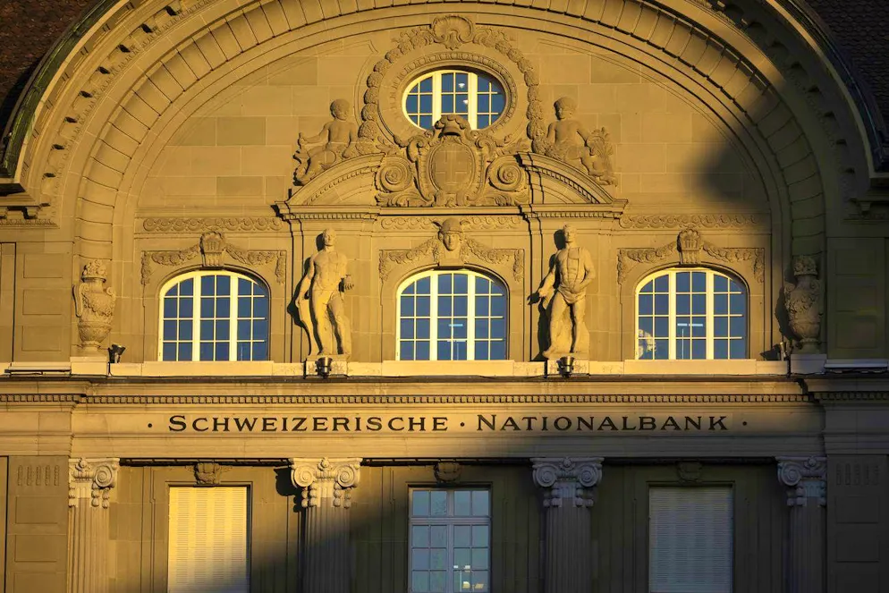 Rosy times: The evening sun shines on the façade of the Swiss National Bank.