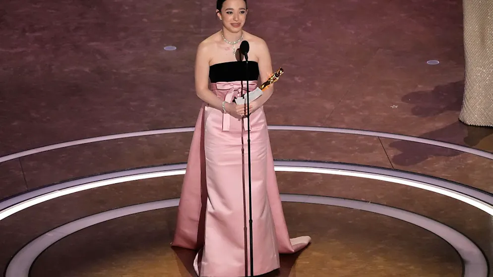 Tragikomödie «Anora» holt die meisten Oscars - Gallery. Mikey Madison nimmt den Preis für die beste Hauptdarstellerin entgegen. 