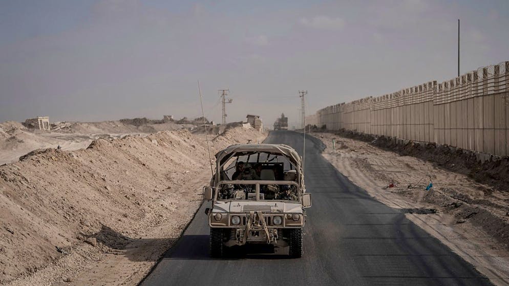 ARCHIV - Ein Fahrzeug der israelischen Armee fährt im Philadelphi Korridor. Foto: Ilia Yefimovich/dpa