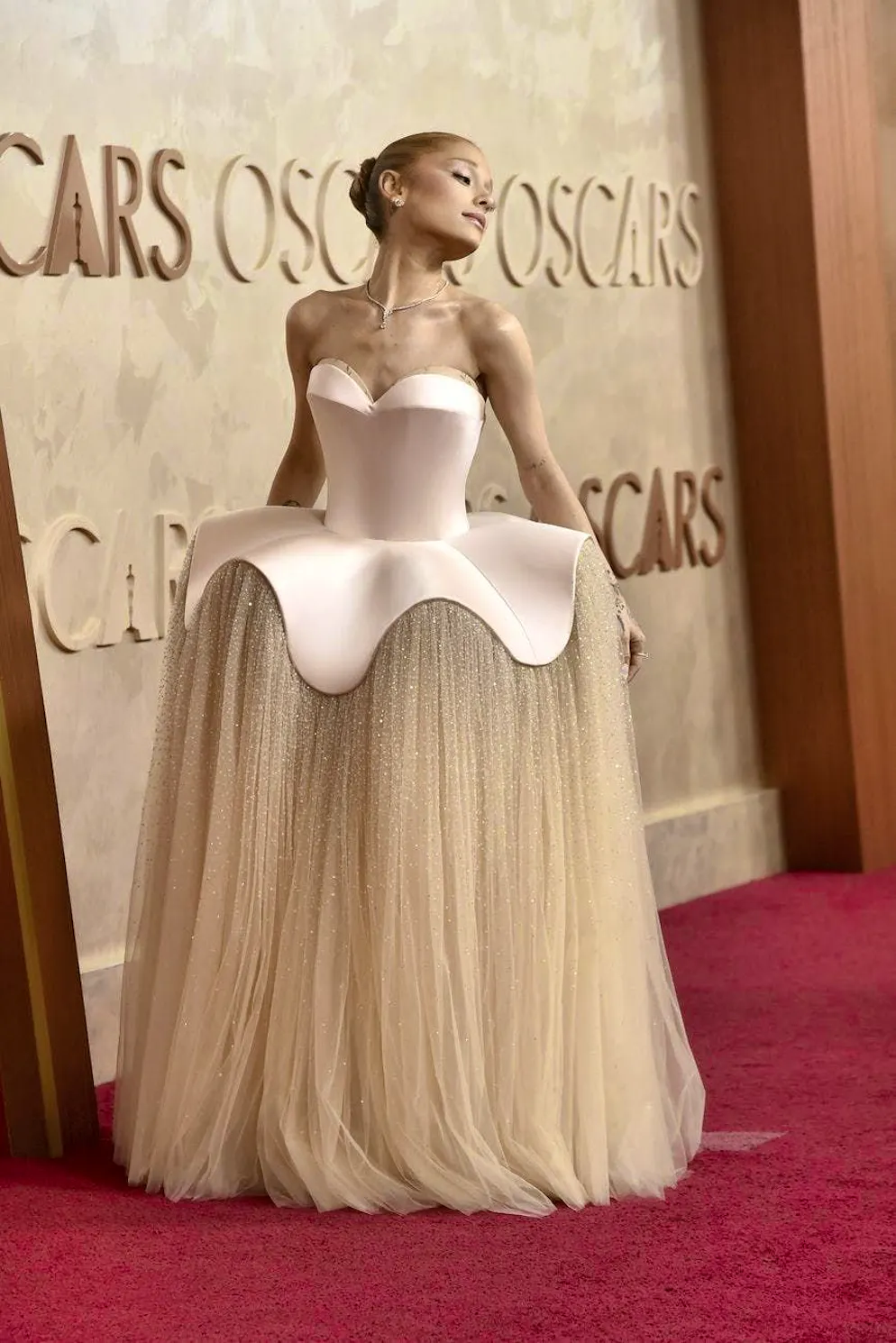 Oscars 2025: The most exciting dresses from the red carpet. While peplums usually tend to be elegant details to flatter the waist, here it comes in an exaggerated shape so that the hips are emphasized to the maximum. The details are also exciting: the fabric of the pleated jumper is covered with hundreds of thousands of crystals, rhinestones and pearls.