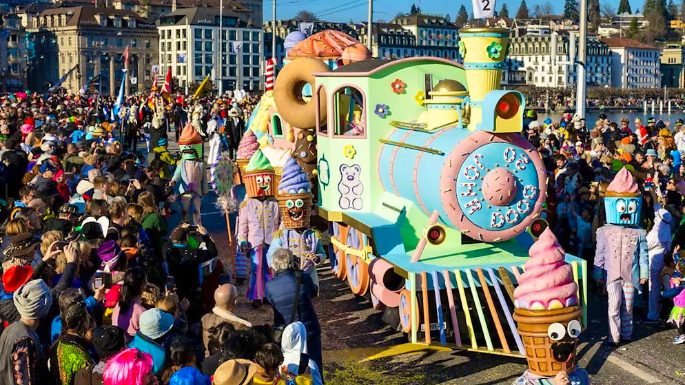 Wey parade delights 70,000 carnival fans in Lucerne - Gallery. The audience enjoys the many colorful subjects.