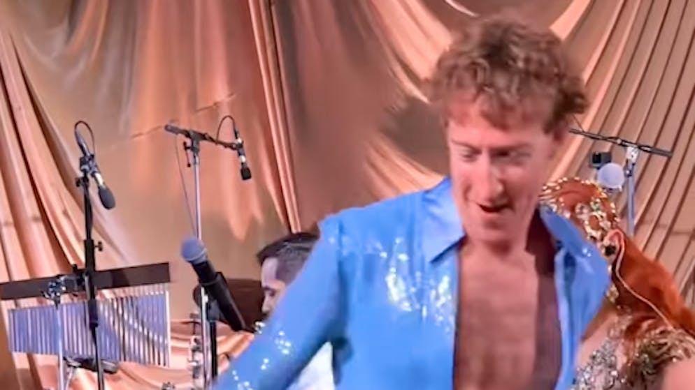 Per i 40 anni della moglie. Serenata di compleanno in abito di lattice: il web prende in giro Mark Zuckerberg