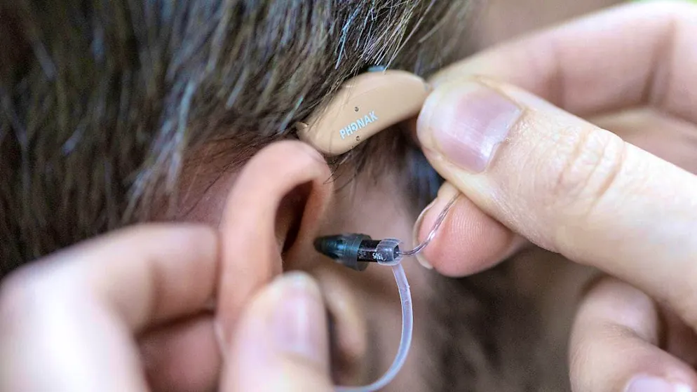People with a hearing impairment receive less financial support. (Archive image)