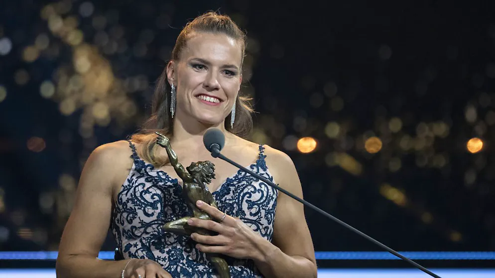 Catherine Debrunner mit ihrer Auszeichnung an den letzten Sports Awards Anfang Jahr