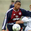 Munich's Brazilian forward Paulo Sergio, left, fights for the ball with Cologne's midfielder Carsten Cullmann, right, during the German first division soccer match between FC Bayern Munich and 1. FC Cologne in the Olympic Stadium in Munich, southern Germany, Saturday, March 23, 2002. (AP Photo/Jan Pitman)