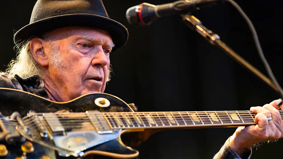 Altmeister und Folkrock-Star Neil Young will erstmals überhaupt in der Ukraine auftreten. Seine Tour soll dort starten, mit einem Gratiskonzert. (Archivbild)