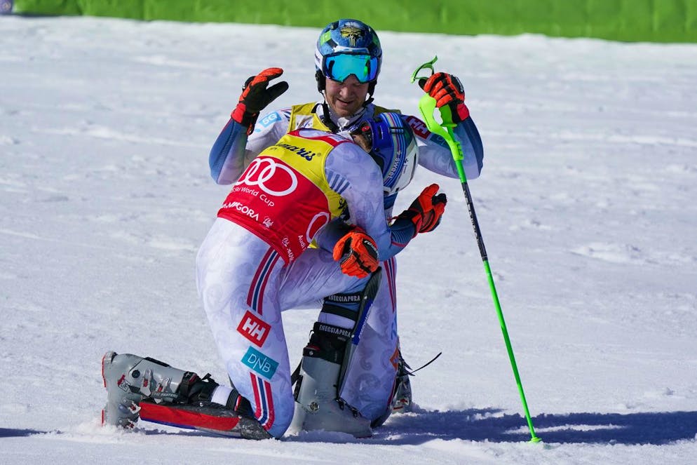 Henrik Kristoffersen (rote Startnummer) und Timon Haugan jubeln über einen Doppelsieg im Slalom von Kranjska Gora.