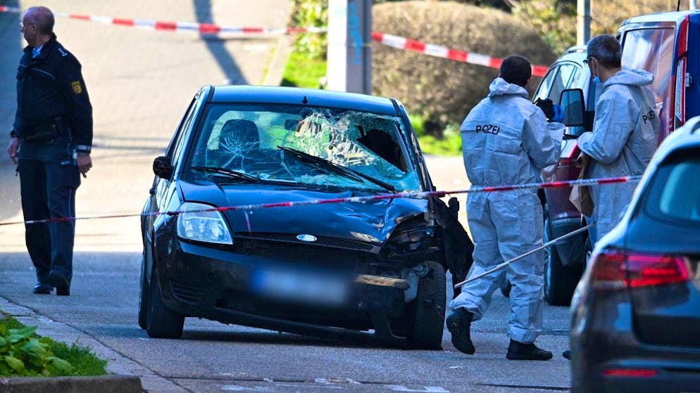 Arrest warrant issued after Mannheim death drive - Gallery. Forensics officers examine a damaged vehicle at an access road to the Rhine bridge. (KEYSTONE/DPA/Boris Roessler)