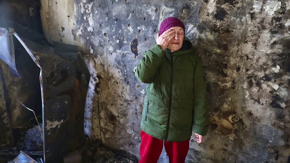 Eine Frau weint in ihrer ausgebrannten Wohnung in einem Block in Saporischschja, der am Freitag von einer russischen Drohne angegriffen wurde. 