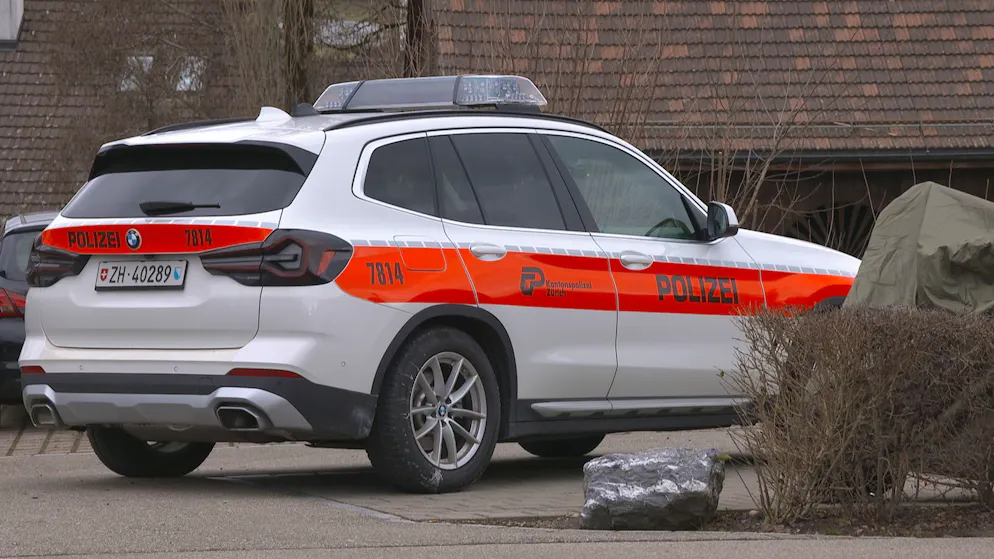 Ein Einsatzfahrzeug vor dem Haus des Mannes. 