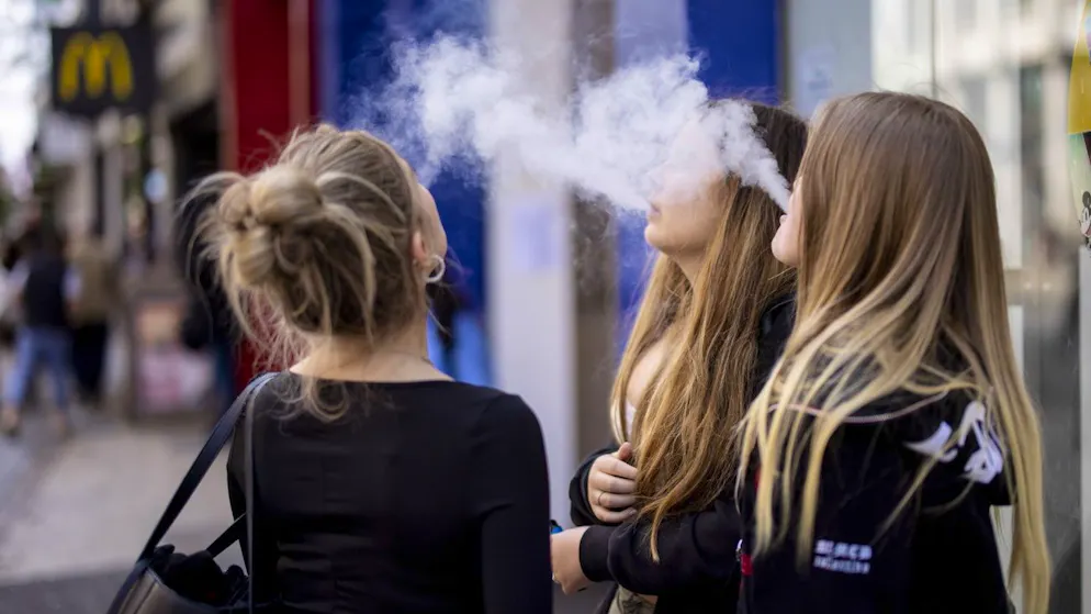 Zigaretten, E-Zigaretten, Tabakerhitzer oder Snus-Produkte: Sucht Schweiz zeigt sich besorgt darüber, dass die Palette der Nikotinprodukte laufend grösser wird und der Nikotinkonsum insbesondere bei den Jugendlichen angestiegen ist. (Themenbild)