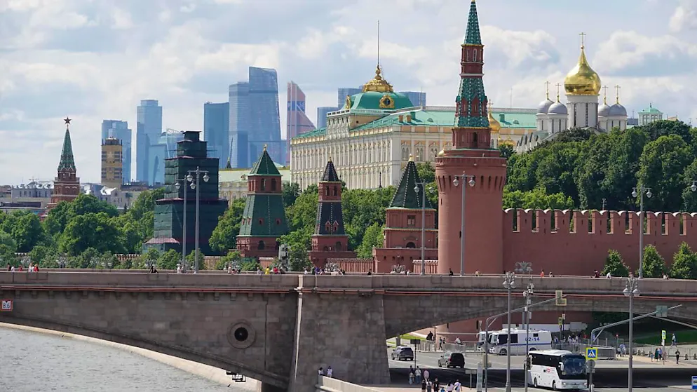 ARCHIV - Von der Moskwa aus sind hinter der Brücke der Kreml und das Hochhaus- und Geschäftsviertel Moskwa City (Hintergrund) zu sehen. Russland will in der Ukraine seine Maximalforderungen durchsetzen. Foto: Ulf Mauder/dpa/Archivbild