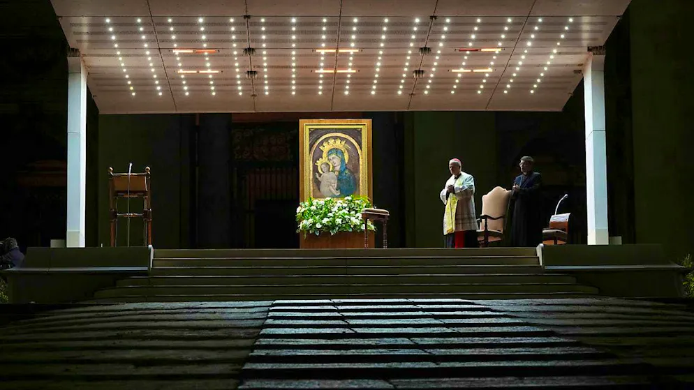 dpatopbilder - Cardinal Robert Francis Prevost, Prefect of the Dicastery for Bishops, leads the prayer of the rosary for the Pope's health. Photo: Kirsty Wigglesworth/AP/dpa