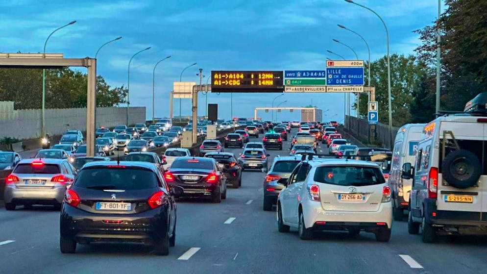The Parisian city highway is often gridlocked and air pollution is high. Now a lane is being reserved for carpooling. (archive picture)