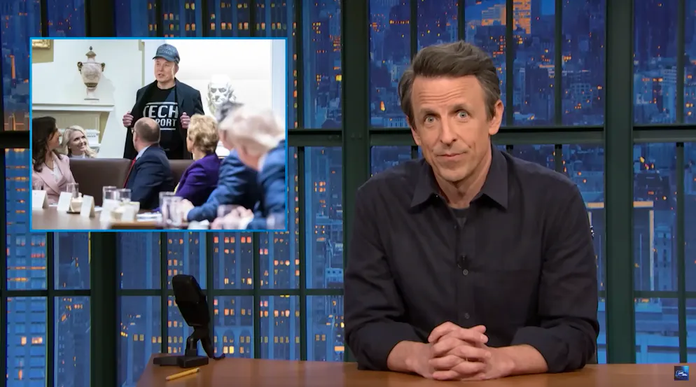 Mit Musks Outfit hat der bei Selenskyj so kritische Brian Glenn von «Real America’s Voice» wohl keine Probleme. Der Journalist ist übrigens der Partner der russlandfreundlichen Republikanerin Marjorie Taylor Greene.