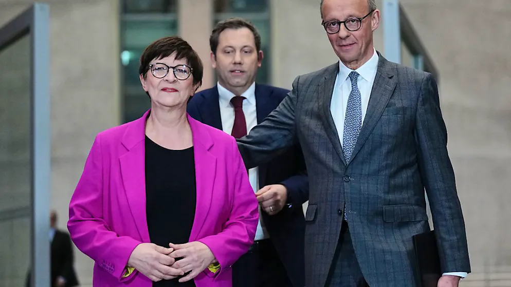 Saskia Esken, Lars Klingbeil (beide SPD) und Friedrich Merz (CDU). Foto: Kay Nietfeld/dpa