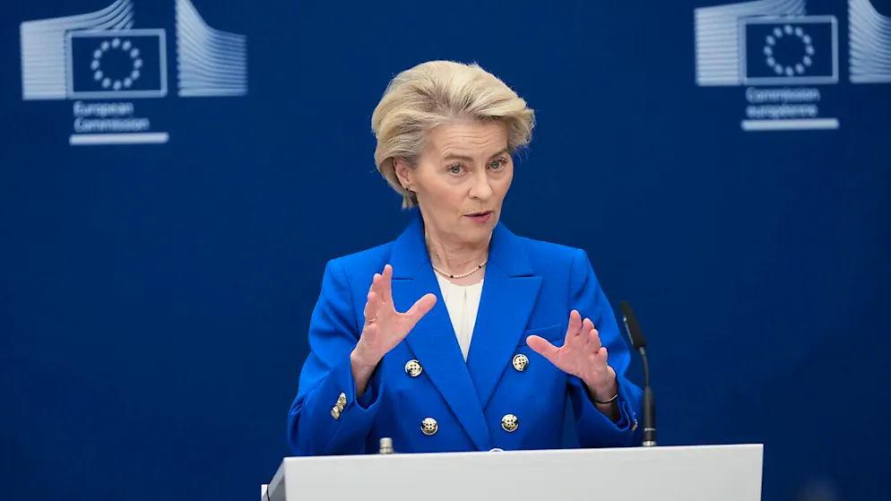 Die Präsidentin der Europäischen Kommission, Ursula von der Leyen, spricht während einer Medienkonferenz zum Verteidigungspaket im EU-Hauptquartier. Foto: Virginia Mayo/AP/dpa