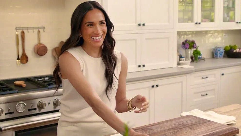 Nuova serie Netflix. Meghan si atteggia a casalinga perfetta, ma è davvero così?
