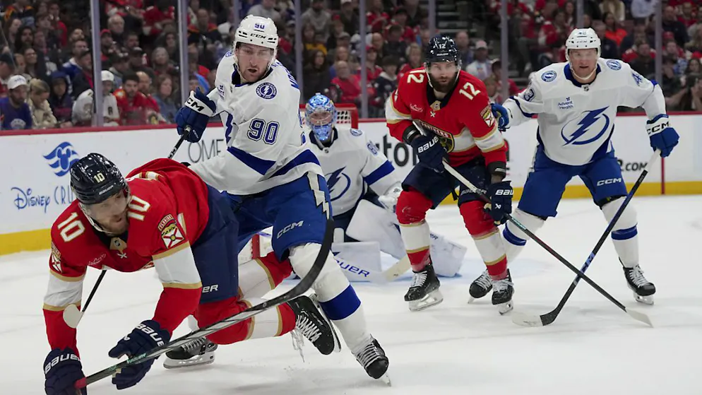 Janis Moser (90) kassiert in dieser Aktion eine Strafe, in deren Folge die Tampa Bay Lightning den zweiten Gegentreffer kassieren